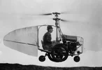 Jess_Dixon_in_his_flying_automobile.webp Jess_Dixon_in_his_flying_automobile.webp