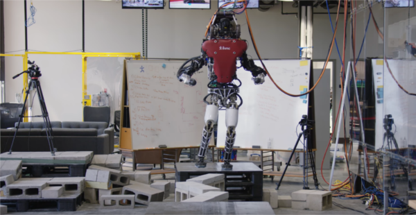Boston Dynamics’in 343 Kg’lık Atlas adlı robotunun muhteşem dengesi